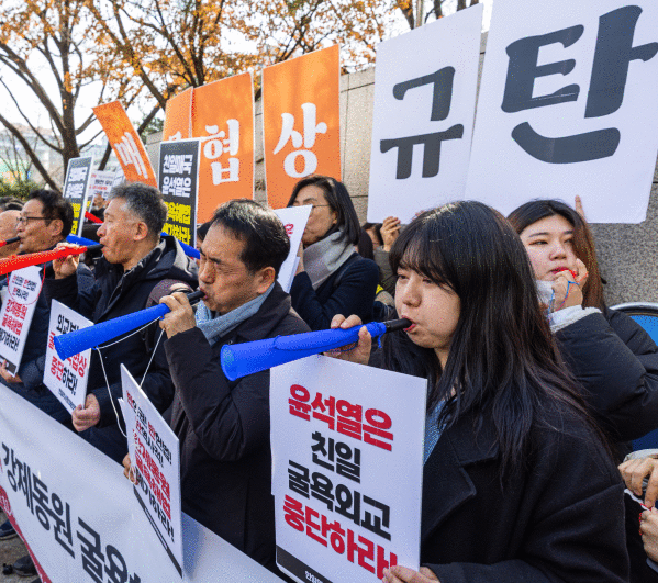 Erabakiaren aurkako protesta bat egin dute, gaur, Seulen (Hego Korea). EFE