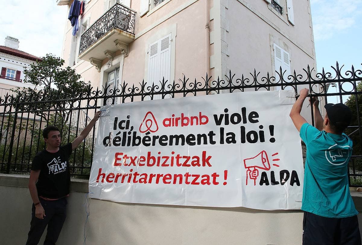 Aldaren ekintza Airbnb plataformaren kontra, artxiboko argazkian. BOB EDME