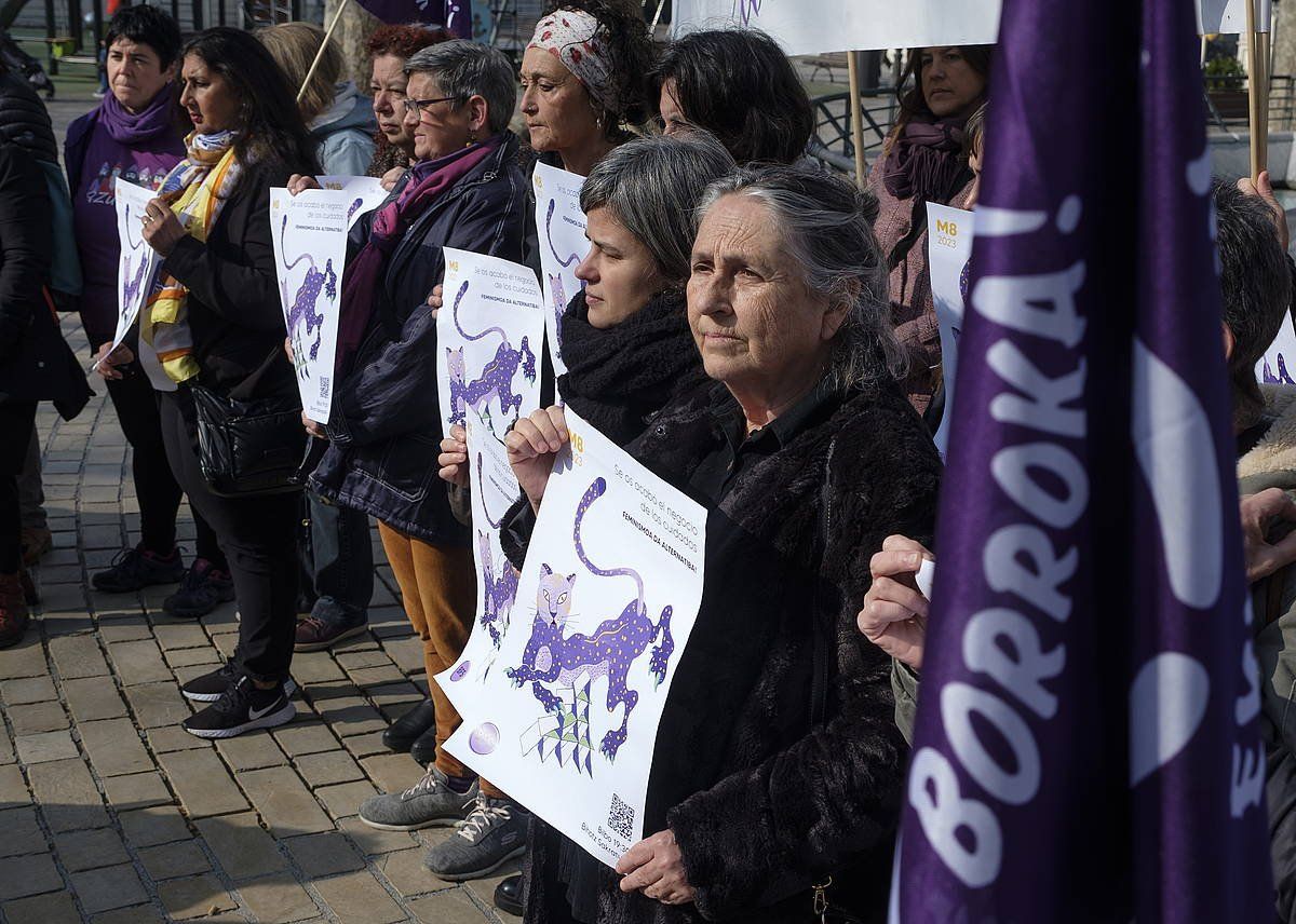 Goizean aurkeztu dute Martxoak 8ko manifestaziorako leloa, Bilboko Areatzan. JON URBE / FOKU