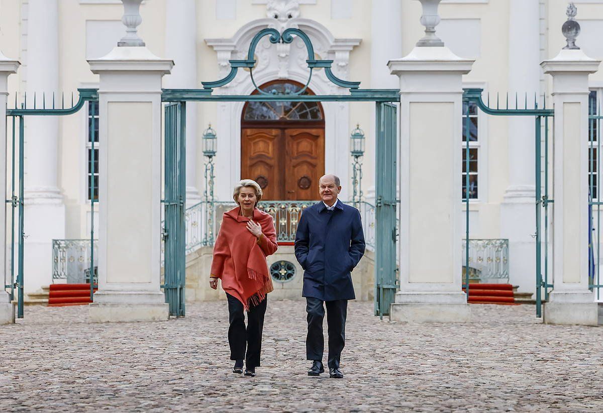 Ursula Von der Leyen eta Olaf Scholz atzo, Berlinen. HANNIBAL HANSCHKE/EFE