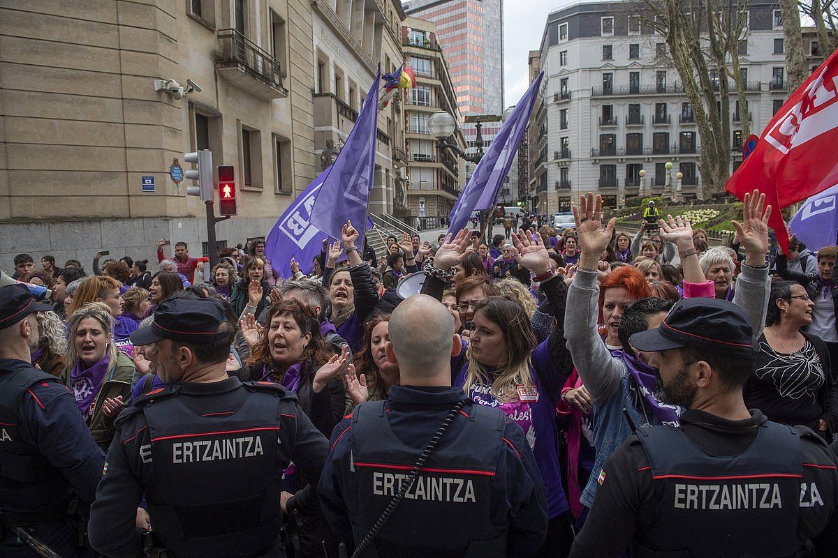 Tentsio momentuak egon dira LABeko manifestazioa Sabin Etxetik pasatutakoan. GORKA RUBIO / FOKU