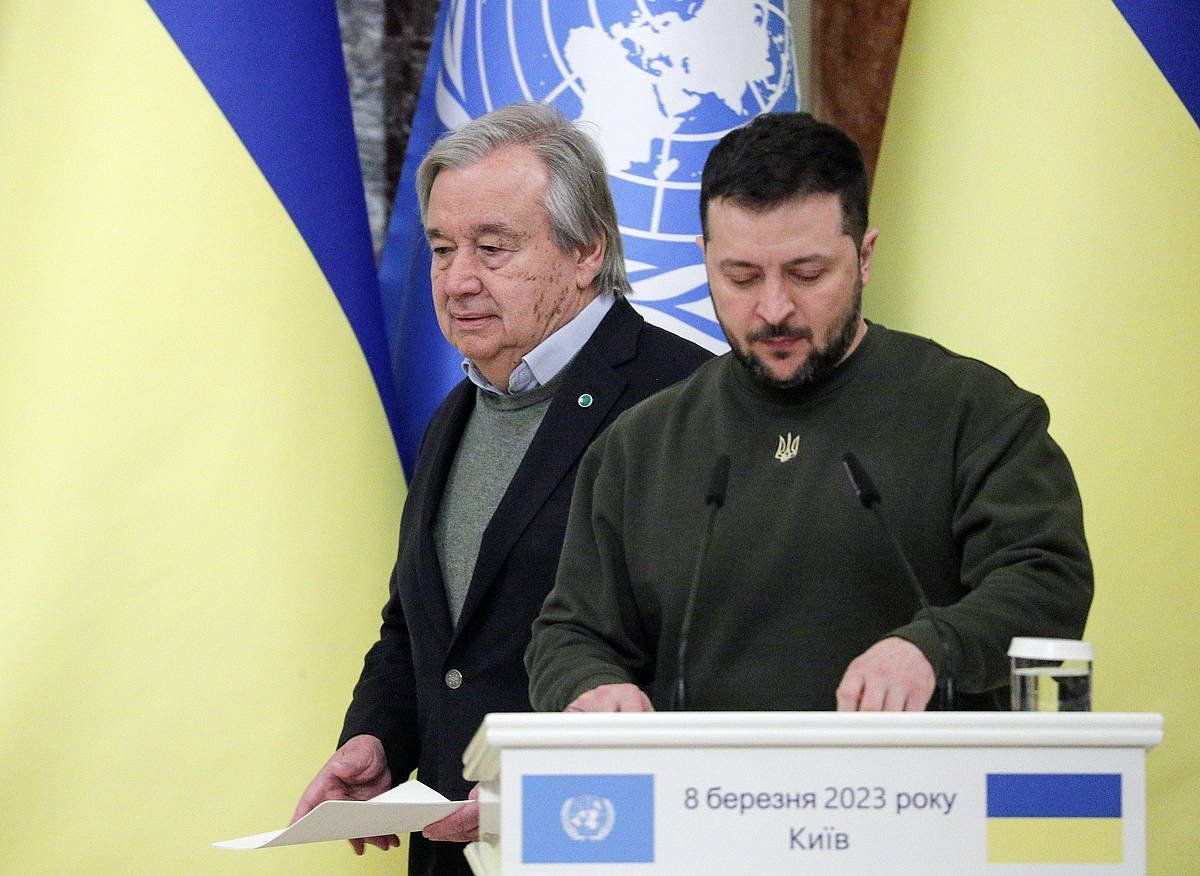 NBEren idazkari nagusi Antonio Guterres eta Volodimir Zeleski Ukrainako presidentea, gaur, Kieven. SERGEY DOLZHENKO / EFE