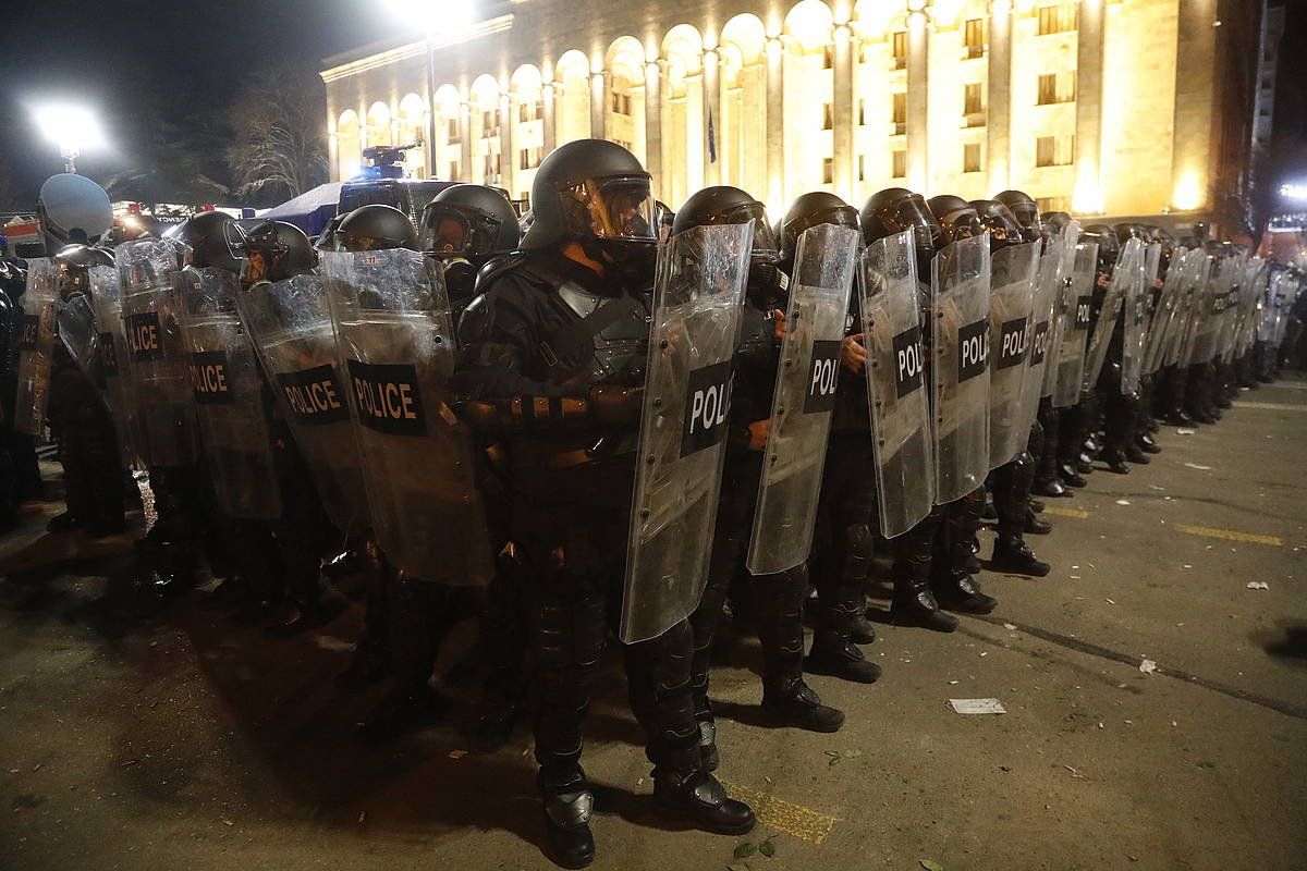Georgiako indarrak, parlamentuak onartutako atzerriko agenteen legearen aurkako protestetan, atzo gauean, Tbilisin. ZURAB KURTSIKIDZE / EFE