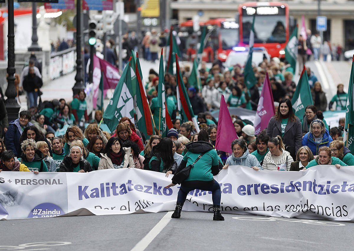 ELAko zahar etxeetako langileek iazko azaroan egindako protesta. LUIS TEJIDO / EFE