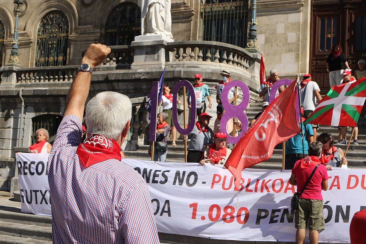 Pentsiodunen protesta bat, Bilboko udaletxearen aurrean. OSKAR MATXIN EDESA( FOKU)