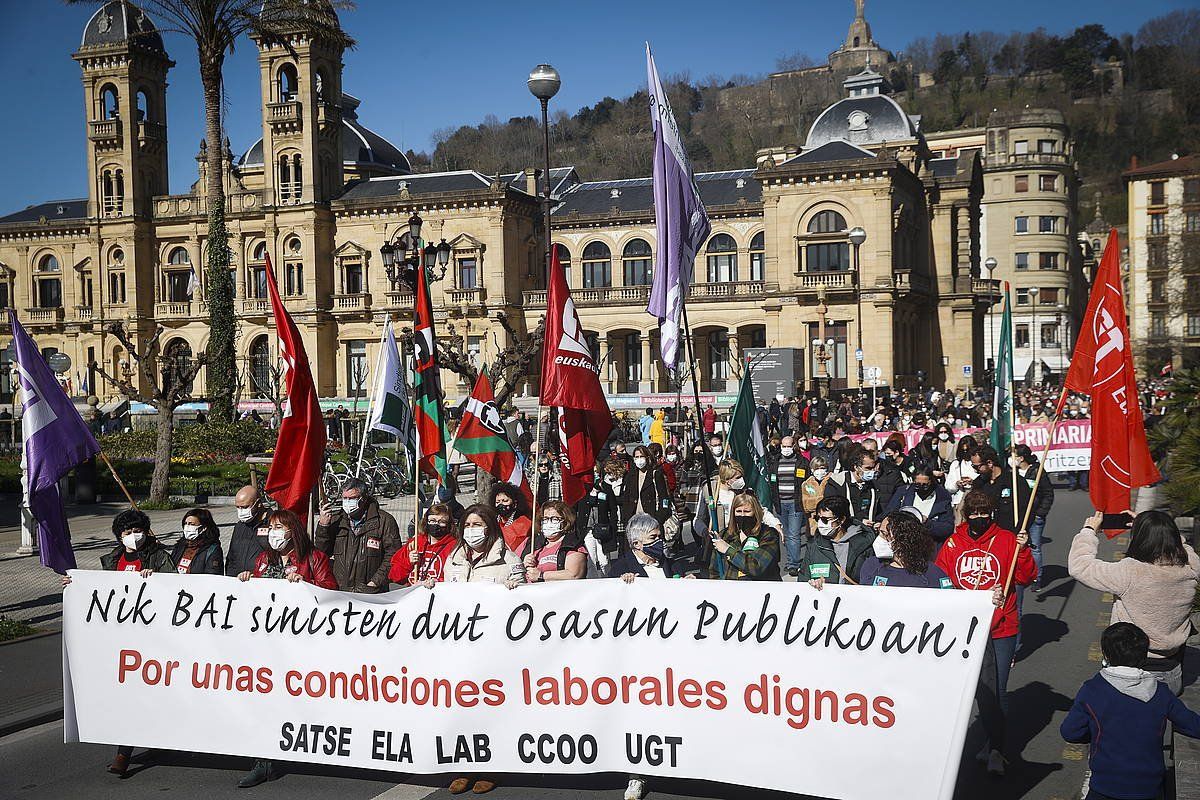 Osakidetzako sindikatuen protesta bat, Donostian. JAVIER ETXEZARRETA/ EFE