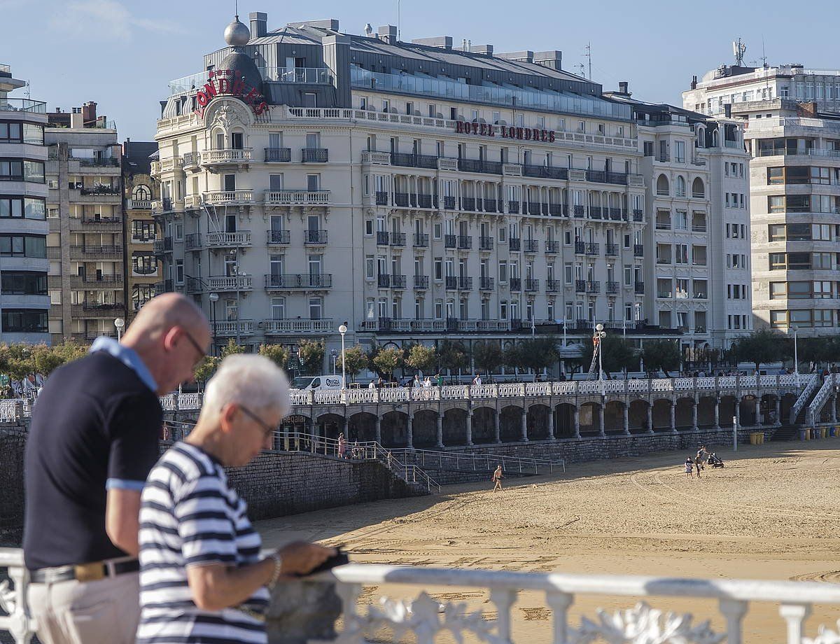 Donostiako Kontxa pasealekua, eta atzean Londres hotela. JON URBE /FOKU