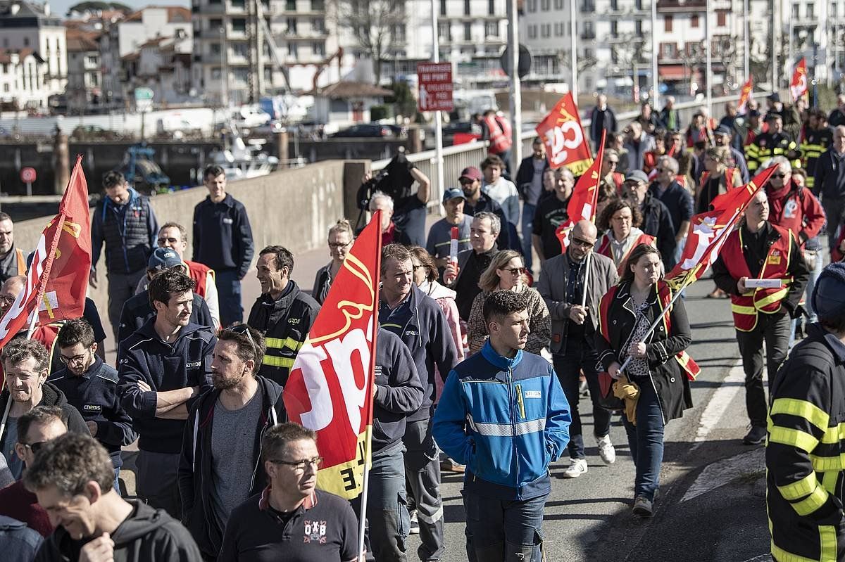 grebalarien manifestazioa Donibane Lohizuneko errepide nagusitik. PATXI BELTZAIZ