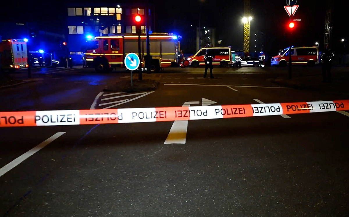 Polizia eta suhiltzaileak lanean, Hanburgon (Alemania), erasoa gertatu den Jehovaren Lekukoen egoitzan. NEWS5 / EFE