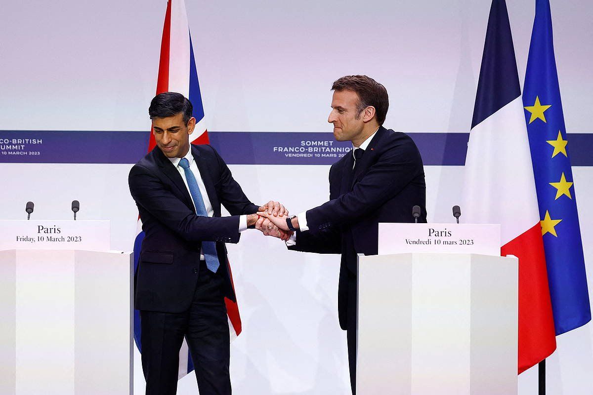 Rishi Sunak Erresuma Batuko lehen ministroa eta Emmanuel Macron Frantziako presidentea, gaurko agerraldian, Eliseoko jauregian. GONZALO FUENTES / EFE