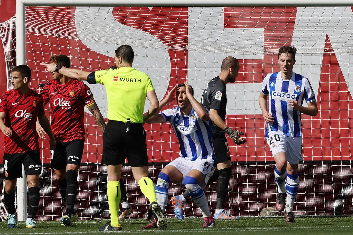 Martinez Munuera epaileak gol bat baliogabetu dio Realari. CATI CLADERA / EFE