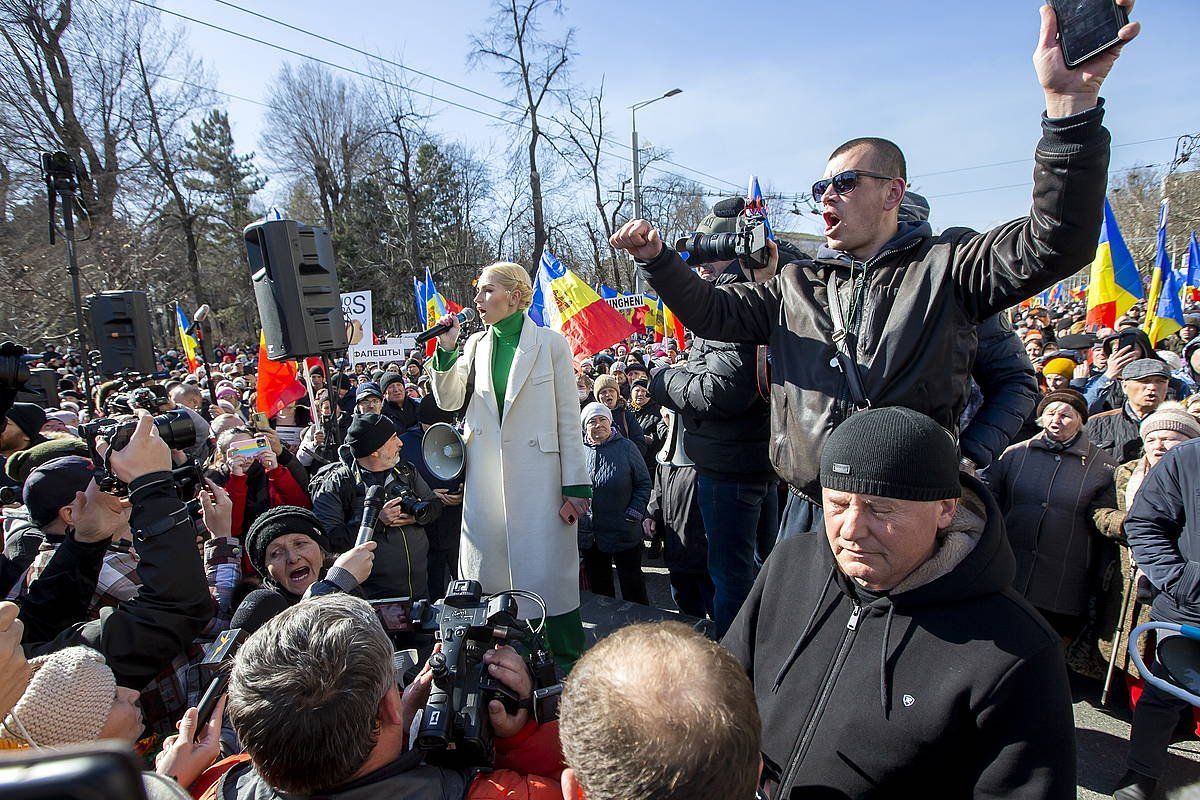 Sor oposizioko alderdiko buruzagiorde Marina Tauber (erdian), atzo, Moldaviako Gobernuaren aurkako manifestazioan, Chisinaun. DUMITRU DORU / EFE