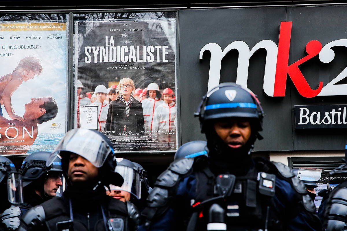 Frantziako bi polizia pasa den larunbatean erreformaren aurka Parisen egin zen manifestazi zaintzen. TERESA SUAREZ / EFE