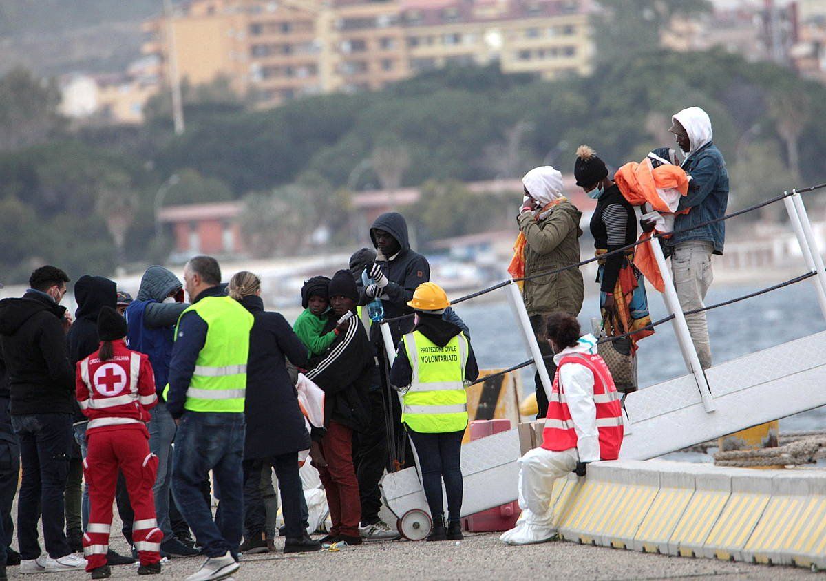 Migratzaile tde bat Italiako Reggio Calabria portura iritsi berritan, artxiboko argazki batean. MARCO COSTANTINO, EFE