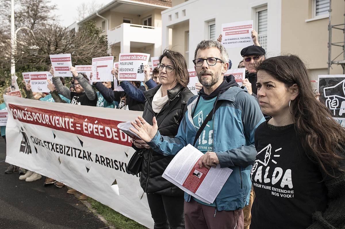 Karine Lauga, Alda-ko kideekin batera bere bizitegi ohiaren aitzinean. PATXI BELTZAIZ