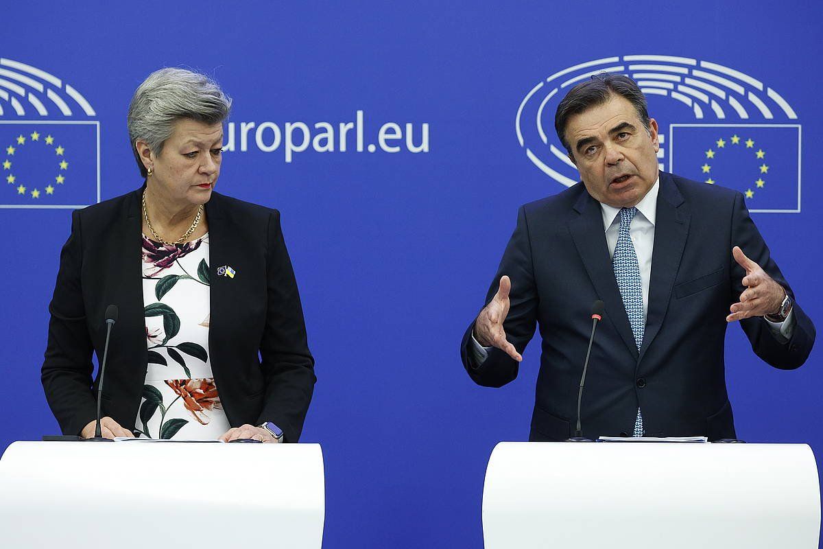 Ylva Johansson Europako Batzordeko Barne komisarioa eta Margaritis Schinas Europako Batzordeko presidenteorde eta Europako Bizimodua Babesteko komisarioa, gaurko agerraldian. JULIEN WARNAND