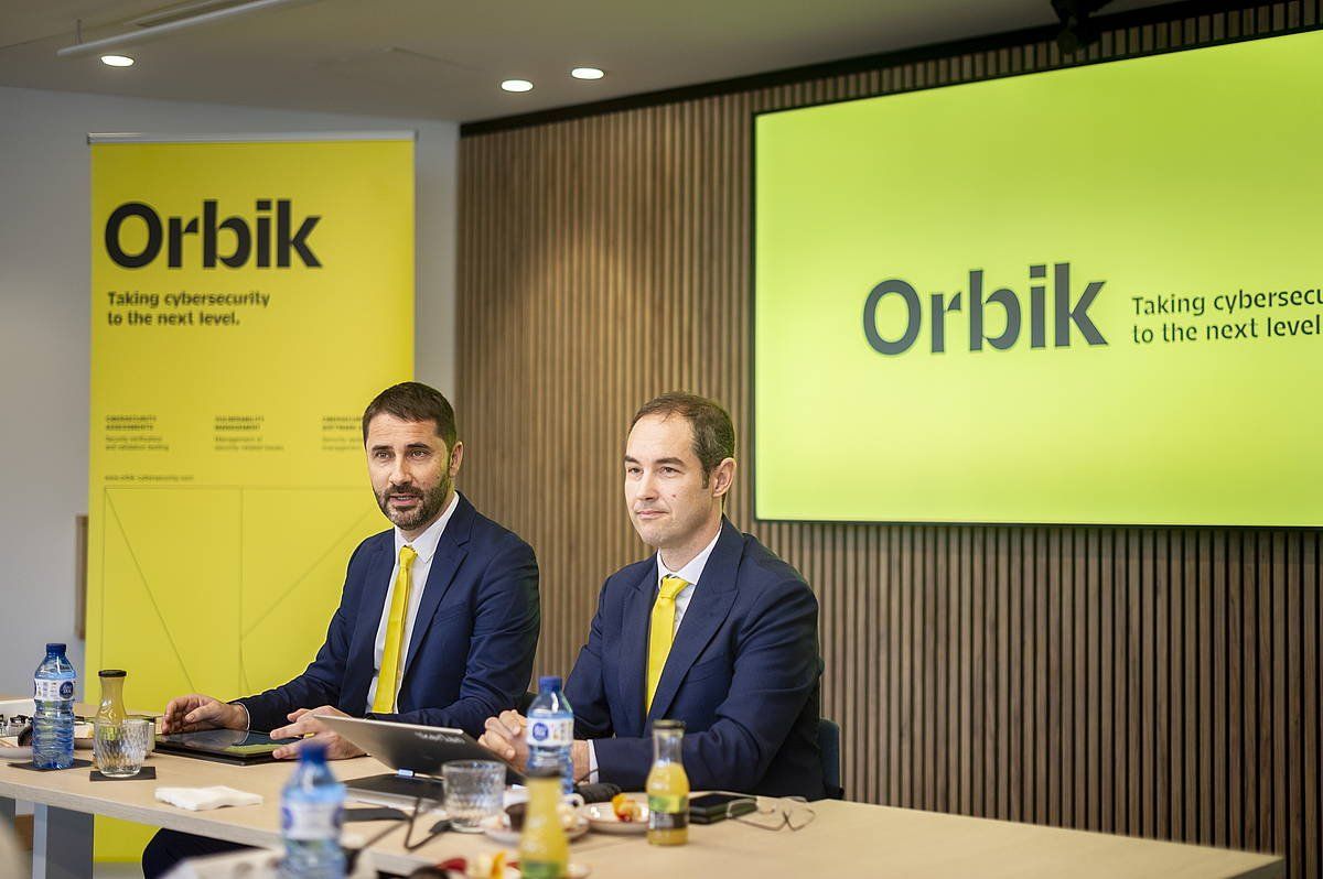 Ion Etxeberria Ikerlaneko zuzendari nagusia eta Salvador Trujillo Orbikeko zuzendaria, gaur, Arrasten. JAIZKI FONTANEDA/FOKU