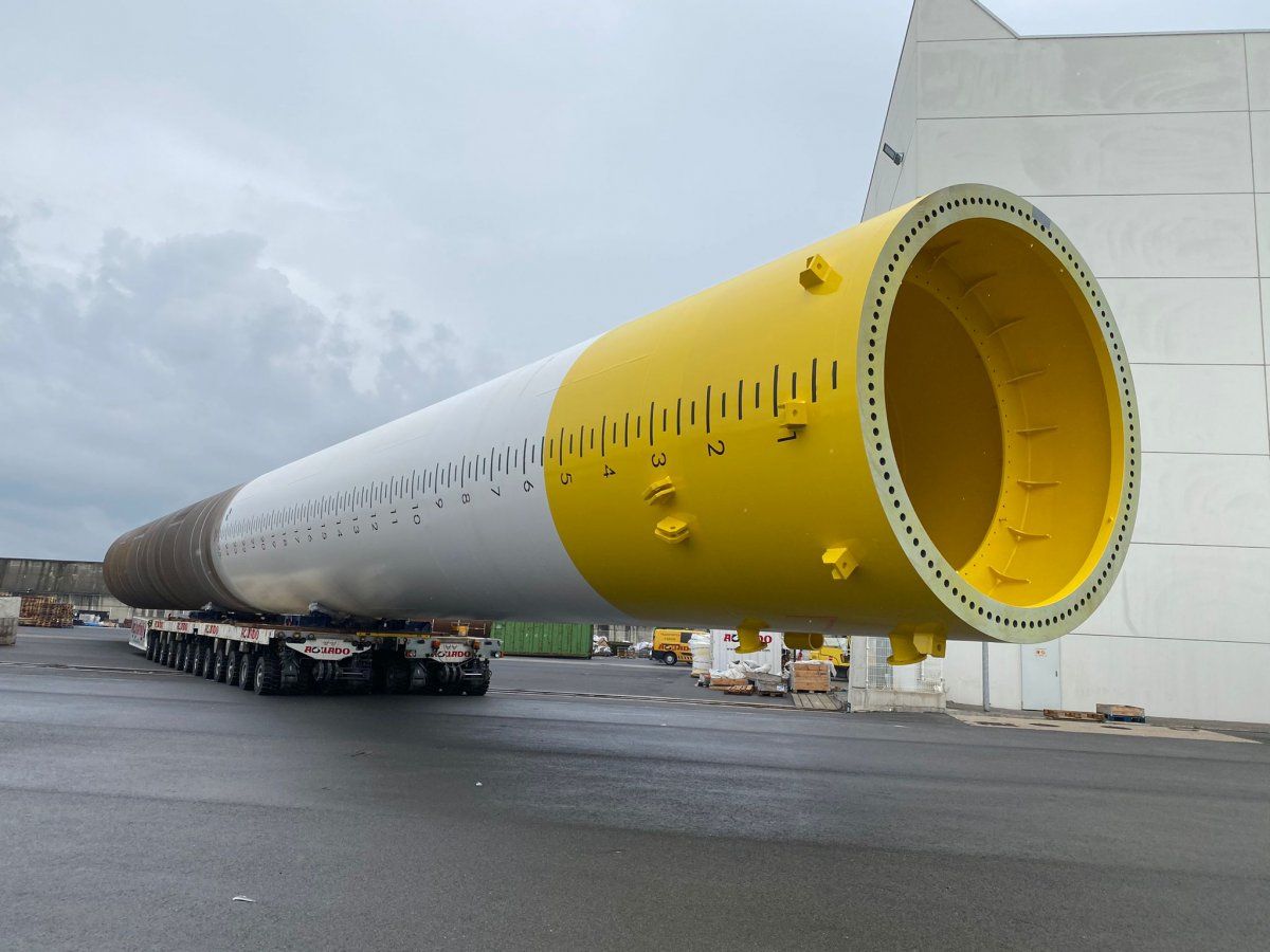 Itsasoko haize errotei eusteko zutabe bakarreko dorreak. HAIZEA WIND