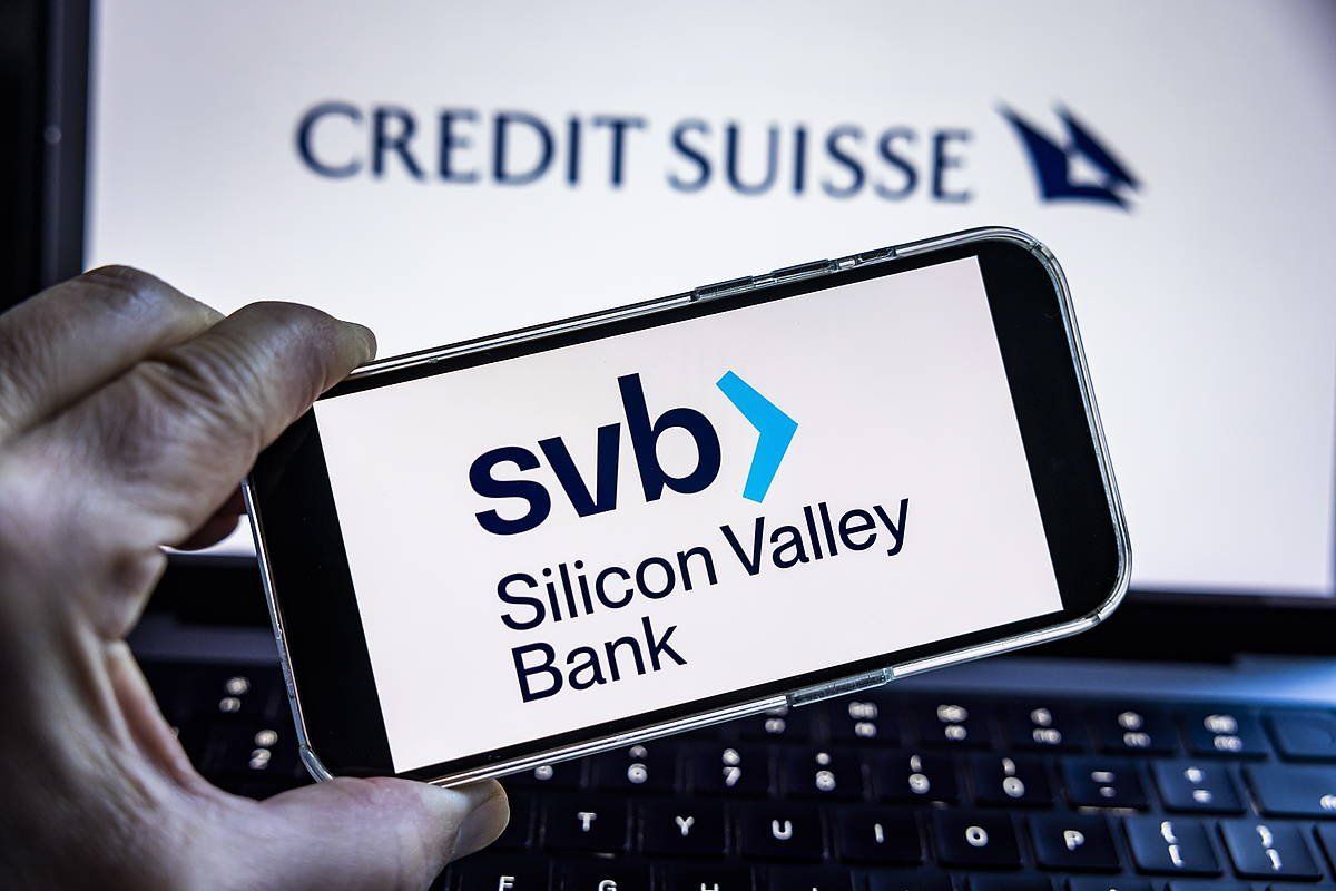 Aste honetan porrot egin duen AEBetako Silicon Valley Banken lootipoa Credit Suissenarekin batera. JIM LO SCALZO (EFE)