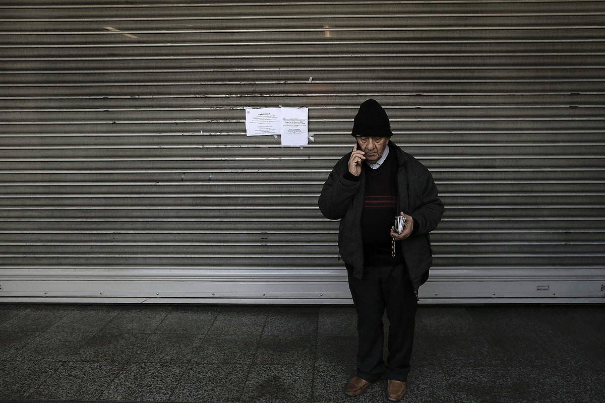 Gizon bat Atenasko Syntagma plazako metro geltokiaren aurrean, gaur. KOSTAS TSIRONIS / EFE