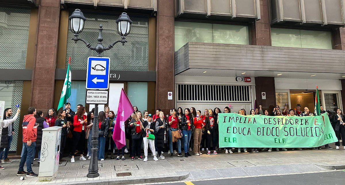 Implikako langileen protestaldia, Bilbon duen egoitzaren aurrean. BERRIA