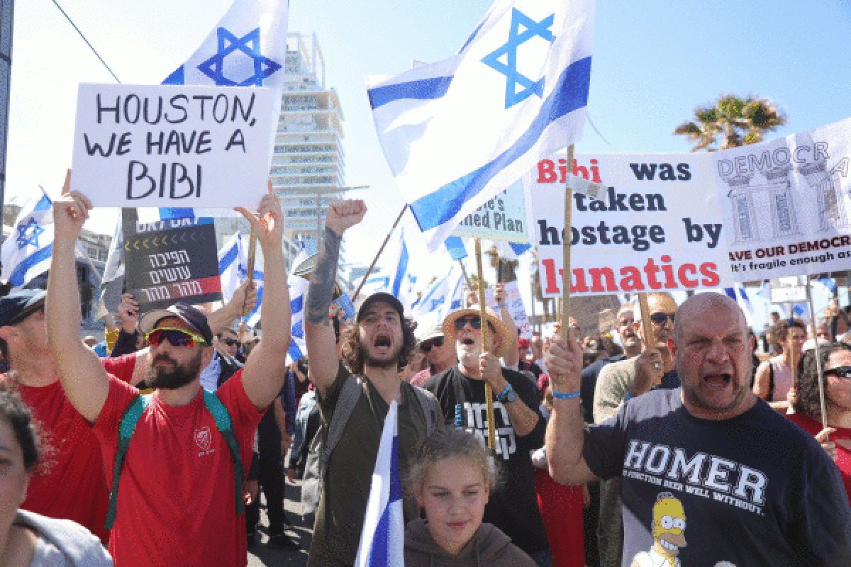 Koalizioaren botere judiziaaren erreformaren aurkako protesta, Tel Aviven, gaur goizaldean. ABIR SULTAN / EFE