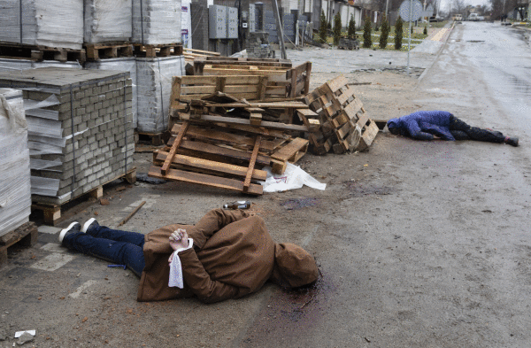 Bi zibilen gorpuak, iazko apirilean, Butxan (Ukraina). EFE