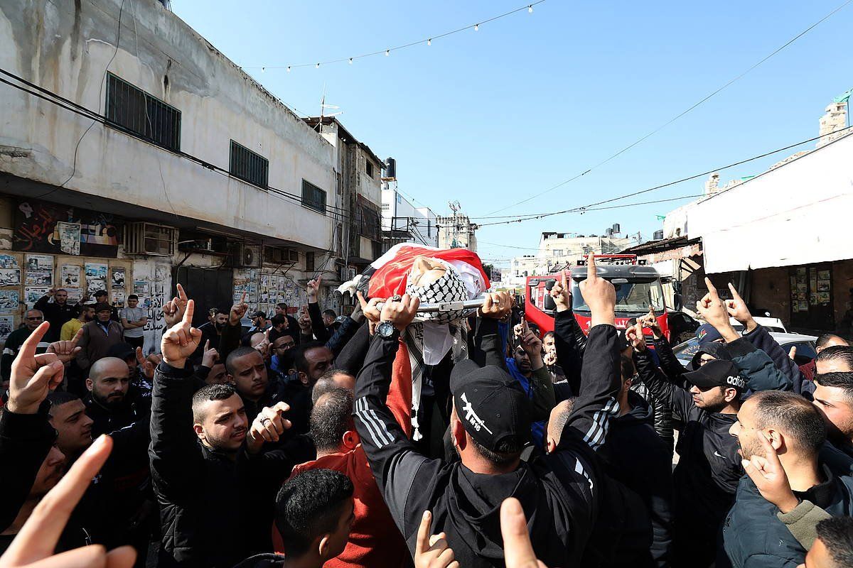 Palestinako herritarrak hainbat gorpu eramaten, Israelgo indarrek haiek hil eta gero. Artxiboko irudia. ALAA BADARNEH / EFE