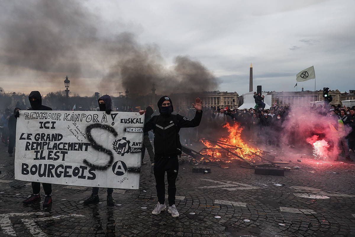 Erretretaren erreformaren kontrako protestak atzo, Parisen. MOHAMMED BADRA / EFE