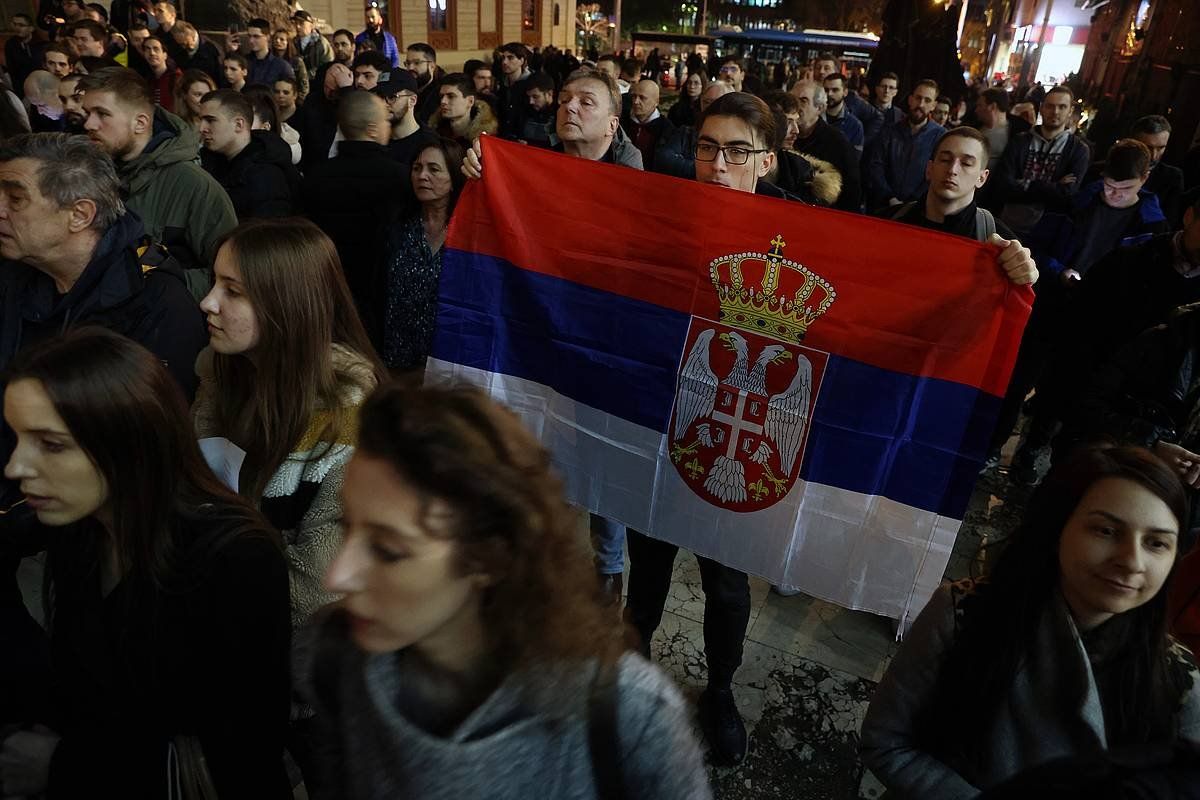 Serbiar nazionalistak, joan den astean herrialdeko presidentearen aurka egindako manifestazio batean, Belgraden. ANDREJ CUKIC / EFE