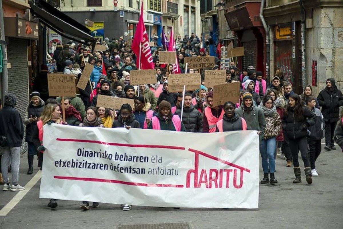 Haritu kolektiboko kideen protesta bat etxebizitzaren egoera salatzeko. BERRIA