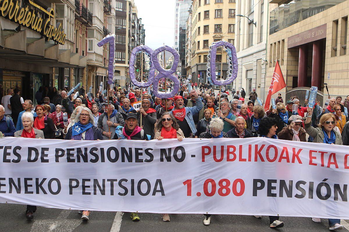 Pentsiodunek Bilbon egin duten manifestazioko pankarta nagusia. OSKAR MATXIN EDESA