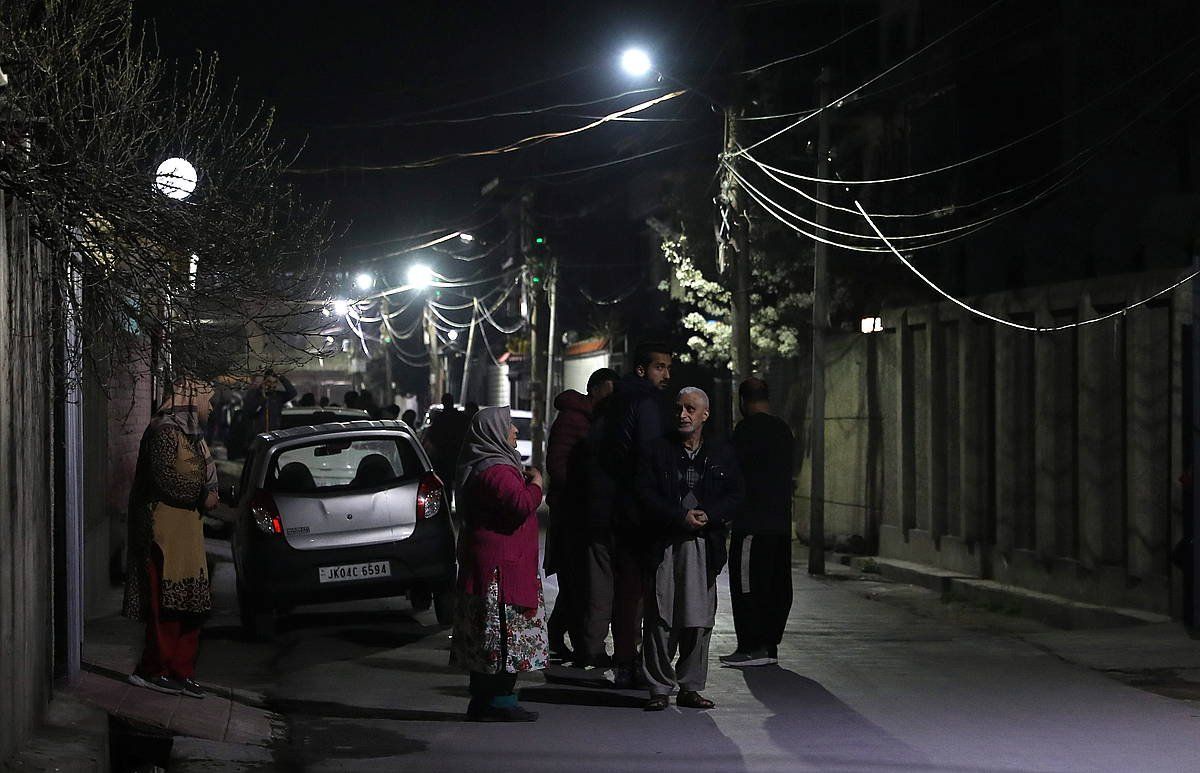 Zenbait indiar, beren etxetik kanpo, 6,8 graduko lurrikara sentitu ostean, Srinagar hirian, Indian. FAROOQ KHAN / EFE