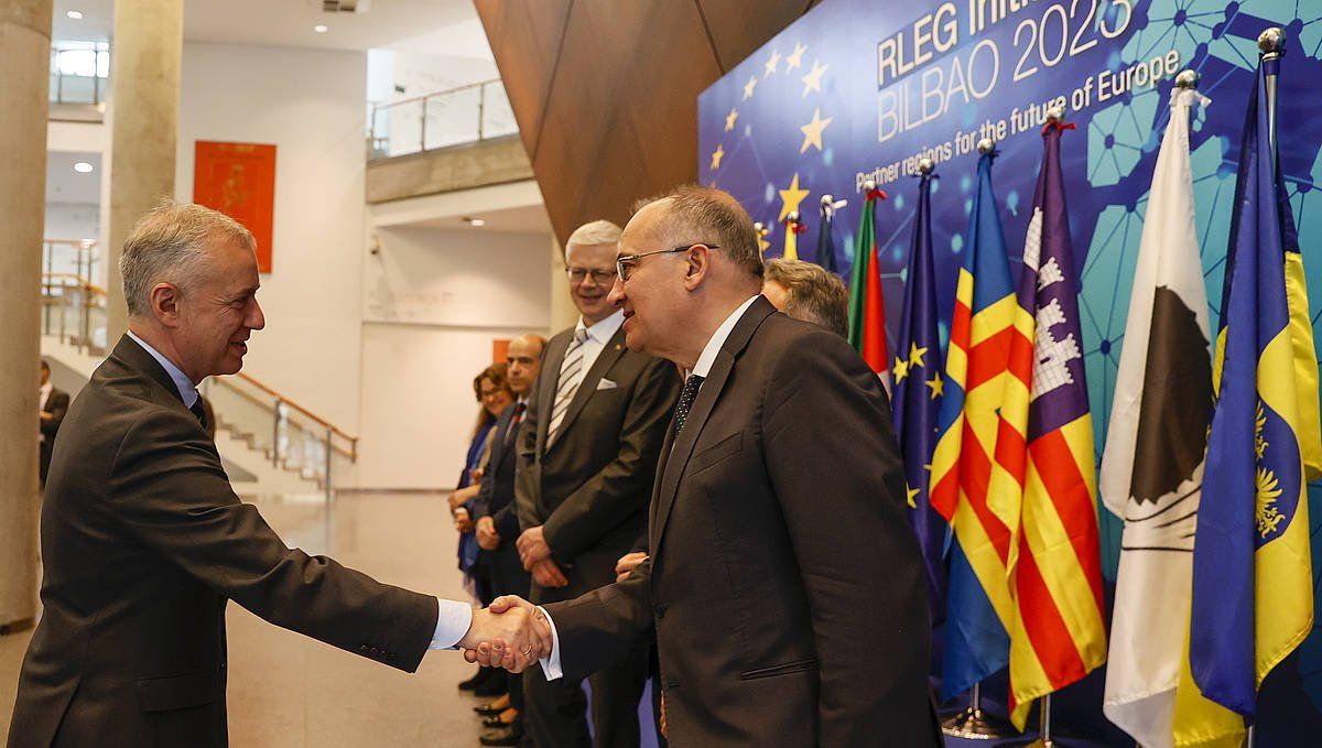 Iñigo Urkullu RLEG ekimeneko ordezkariak agurtzen, gaur, Bilbon. LUIS TEJIDO / EFE