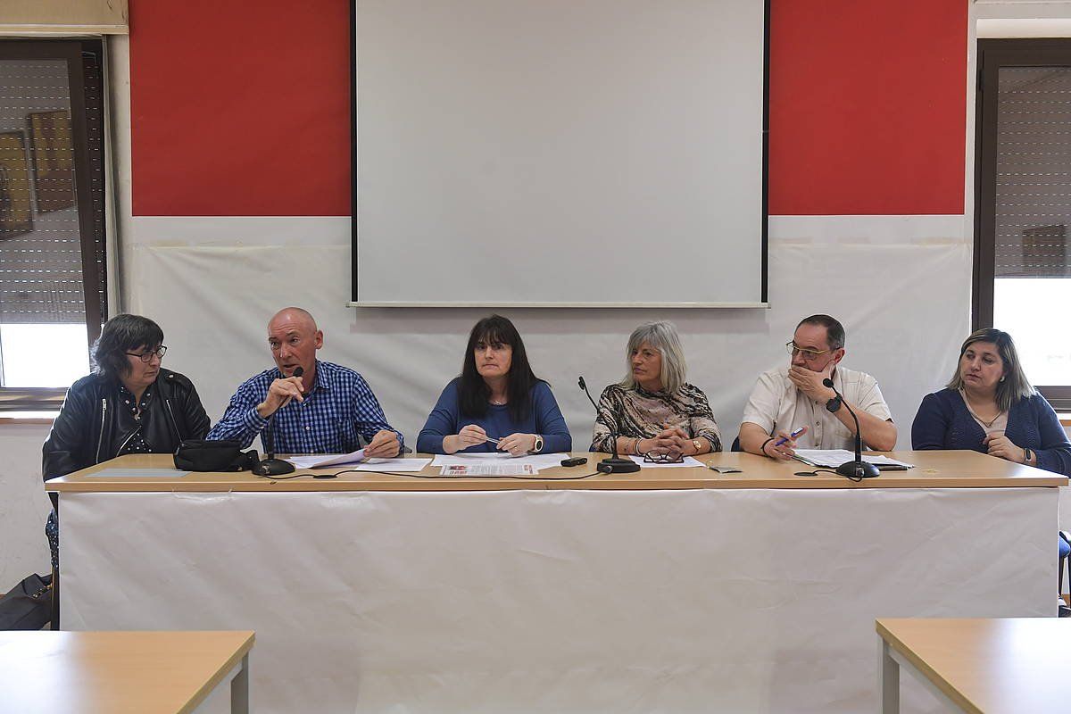 SAE, ELA eta CCOO sindikatuetako ordezkariak, gaur, apirilaren 4ko greba iragartzeko agerraldian. IDOIA ZABALETA / FOKU