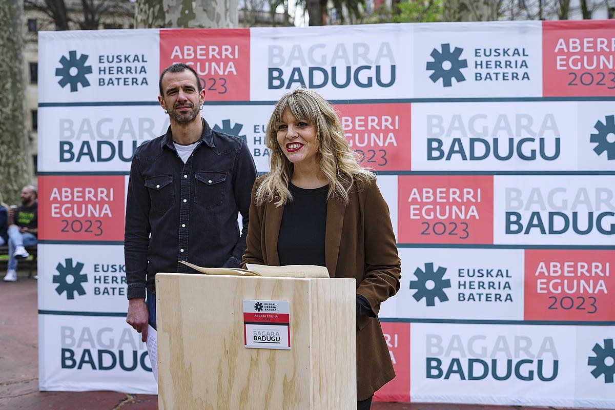 Bilboko Done Bikendi Plazan egin dute aurkezpena goizean, lehen Aberri Eguna amaitu zen lekuan, 1932an. ARITZ LOIOLA, FOKU