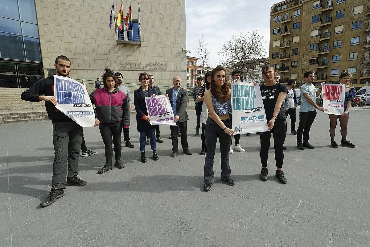 Gazte Euskaltzaleen Sareak, Ikamak eta EHUko euskara taldeek deituriko 'Hezkuntza euskaraz' manifestazioa iragartzeko agerraldia, pasa den astean. MAIALEN ANDRES / FOKU