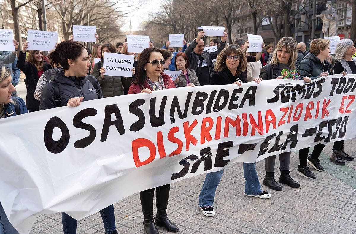 SAE, ELA eta CCOO sindikatuetako ordezkariak, gaur, Nafarroako Parlamentuaren aurrean. JAGOBA MANTEROLA / FOKU