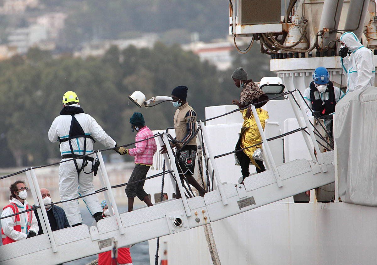 Migratzaile talde bat Italiako Reggio Calaba portura iritsi berritan. MARCO COSTANTINO, EFE