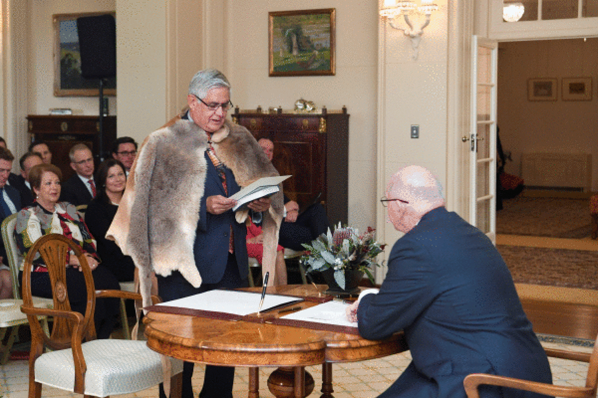 Indigenen Gaietarako ministro ohi eta aborigen Ken Wyatt, haren izendapenean, Canberran (Australia). LUKAS COCH / EFE