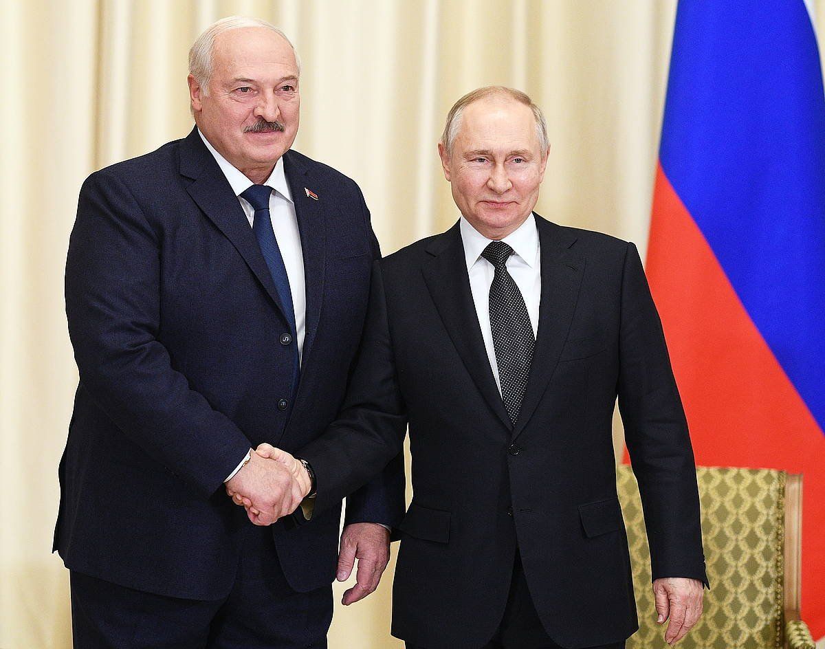 Aleksandr Lukaxenko Bielorrusiako presidentea eta Vladimir Putin Errusiakoa, joan den otsailean, Moskun. VLADIMIR ASTAPKOVICH, EFE