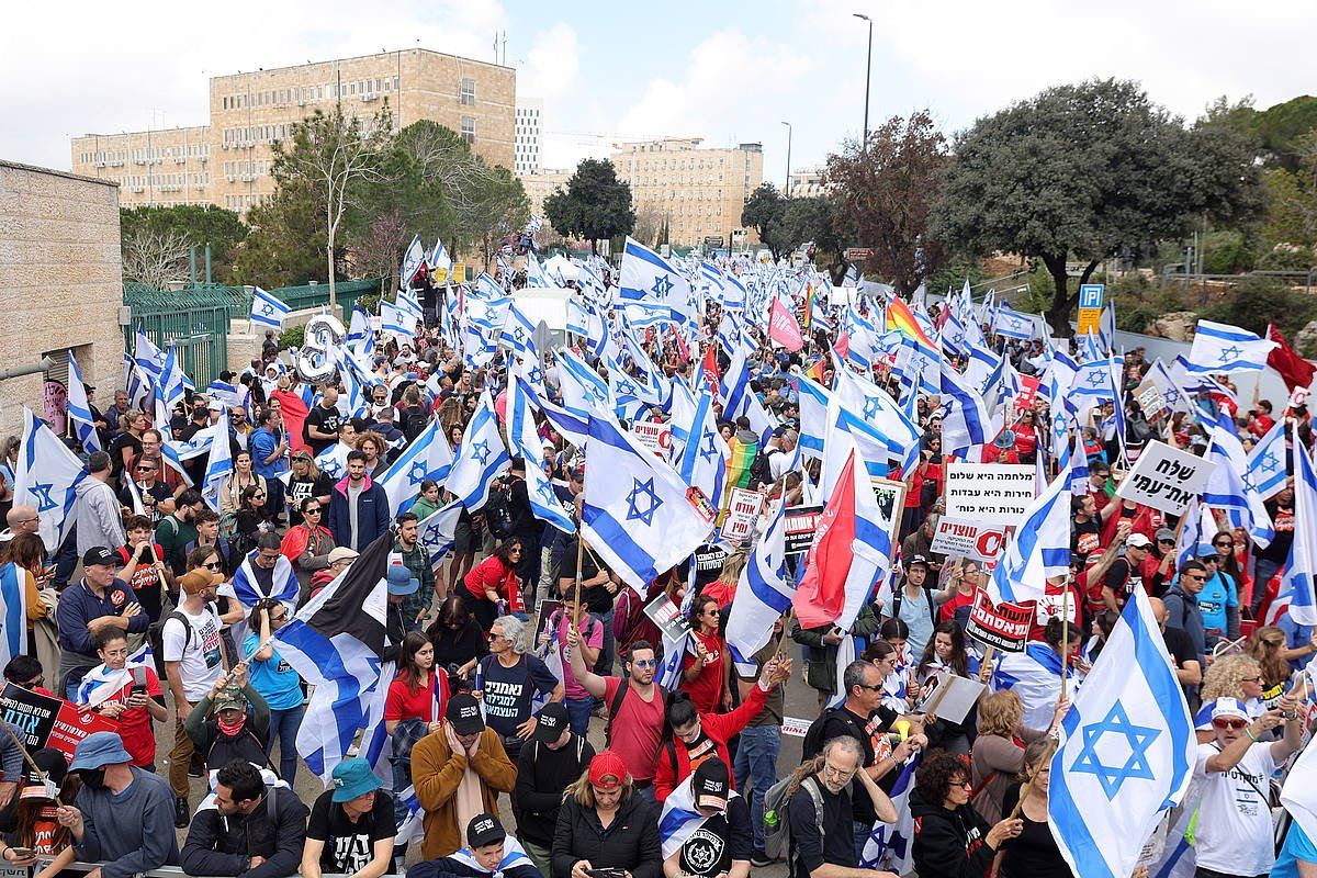 Manifestarien elkarretaratzea, gaur, Israelgo Parlamentuaren parean, gobernuaren erreforma judizialaren aurka. ABIR SULTAN, EFE