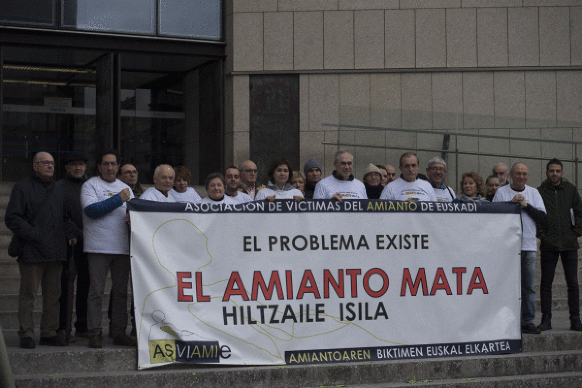 Asviame Amiantoaren biktimen euskal elkarteak 2019an egindako elkarretaratze bat, Donostian. JUAN CARLOS RUIZ / FOKU