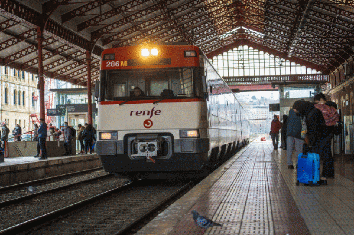 Renferen aldirietako tren bat Donostiako tren geltokira iristen. GORKA RUBIO / EFE