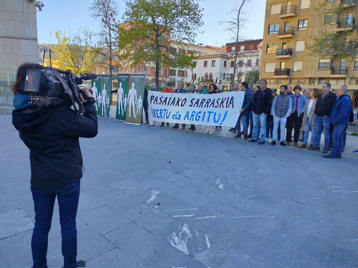 Pasaiako sarraskiko biktimen familien elkarretaratzea, gaur, Donostian. XABIER MARTIN