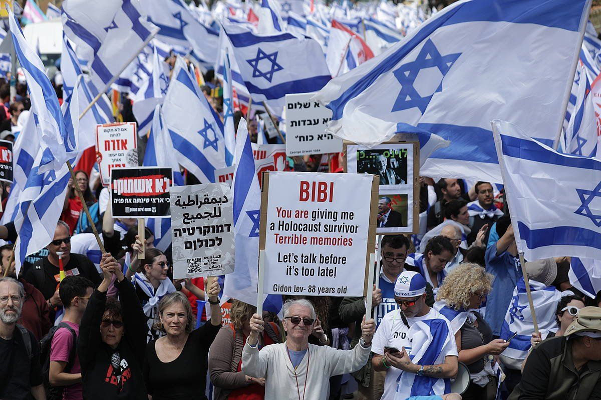 Israelgo Gobernuaren erreforma judizialaren kontrako manifestazio bat, atzo, parlamentuaren parean. ABIR SULTAN, EFE