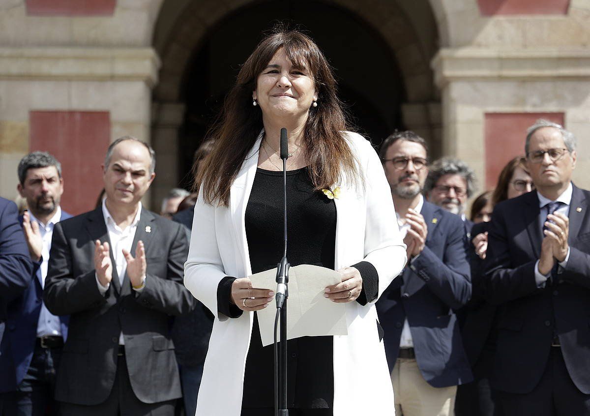 Laura Borra JxCko presidentea, gaur, Kataluniako Parlamentuaren aurrean egin duen agerraldian. QUIQUE GARCIA, EFE