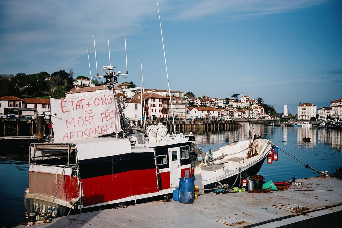 Arrantza ontzi bat, ostegun honetan, Donibane Lohizune-Ziburuko portuan. GUILLAUME FAUVEAU