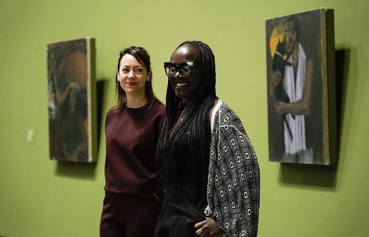 Lekha Hileman komisarioa eta Lynette Yiadom-Boakye artista, Bilboko Guggenheim museoko 'Halako ilunabar bizirik' erakusketan, gaur goizean. MARISOL RAMIREZ / FOKU