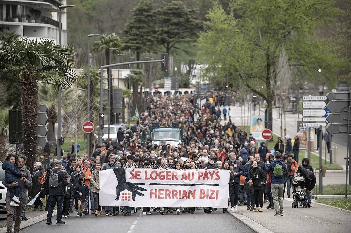 Milaka herritarrek parte hartu zuten protestan, atzo, Baionan. PATXI BELTZAIZ